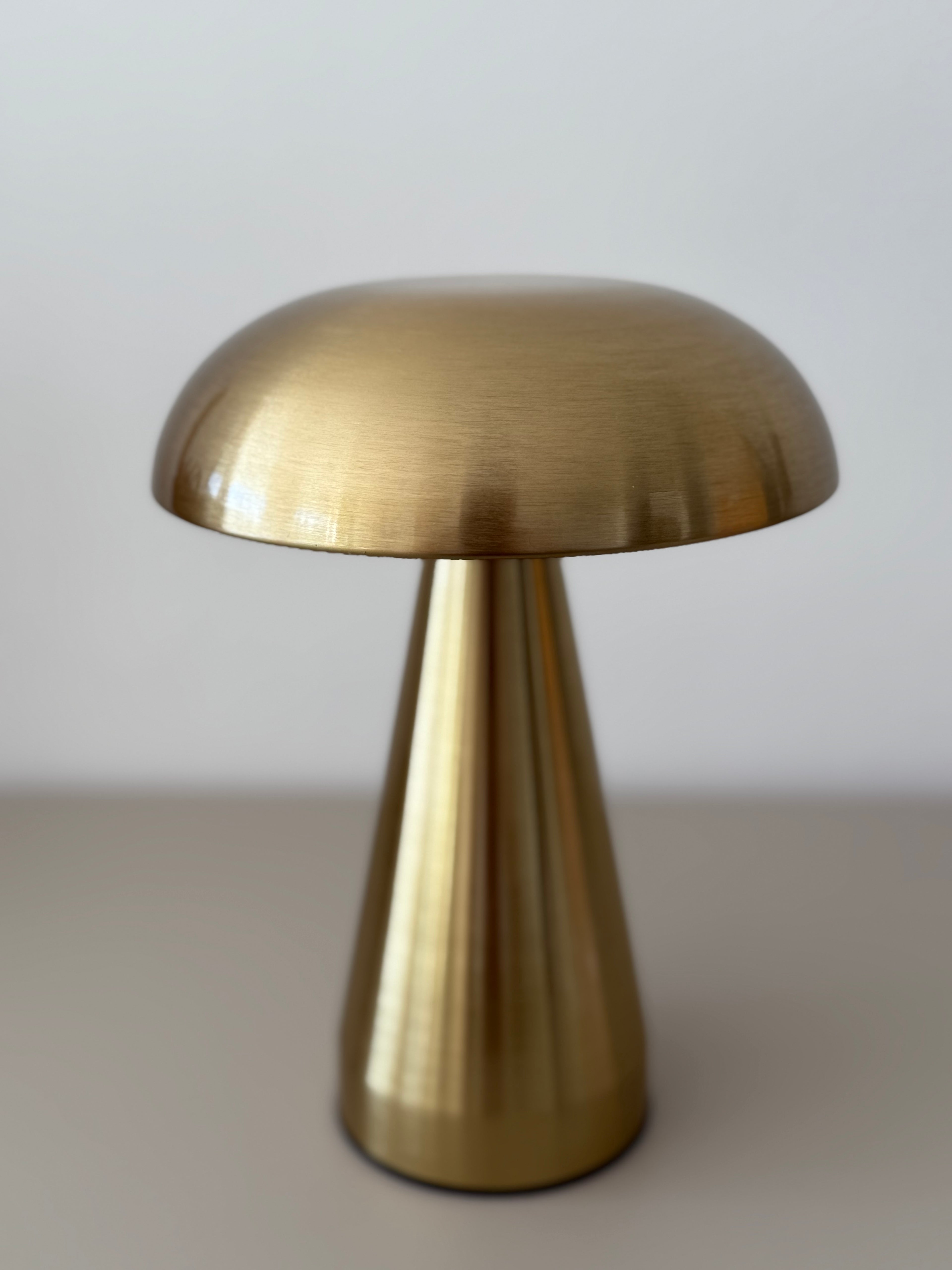 Limitierte Golden Glow Designlampe – kabellos, stilvoll im Sommer