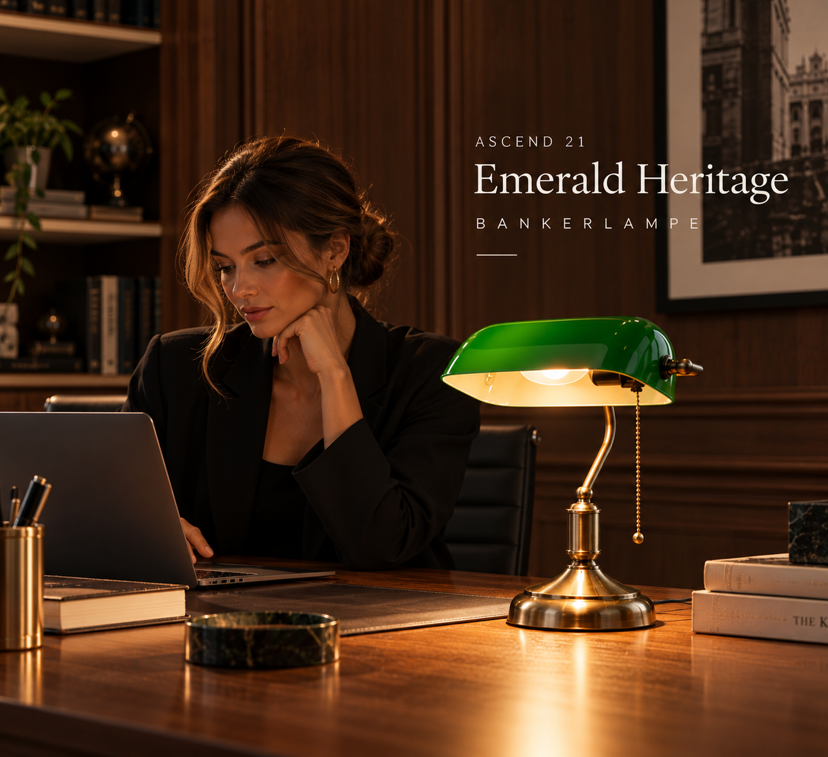 ASCEND 21 Emerald Heritage Bankerlampe Grün – Klassische Schreibtischlampe mit Glasschirm & Zugschalter – Vintage Tischlampe in Messingoptik – Retro Bürolampe für Arbeitszimmer, Büro & Wohnzimmer – 36 cm