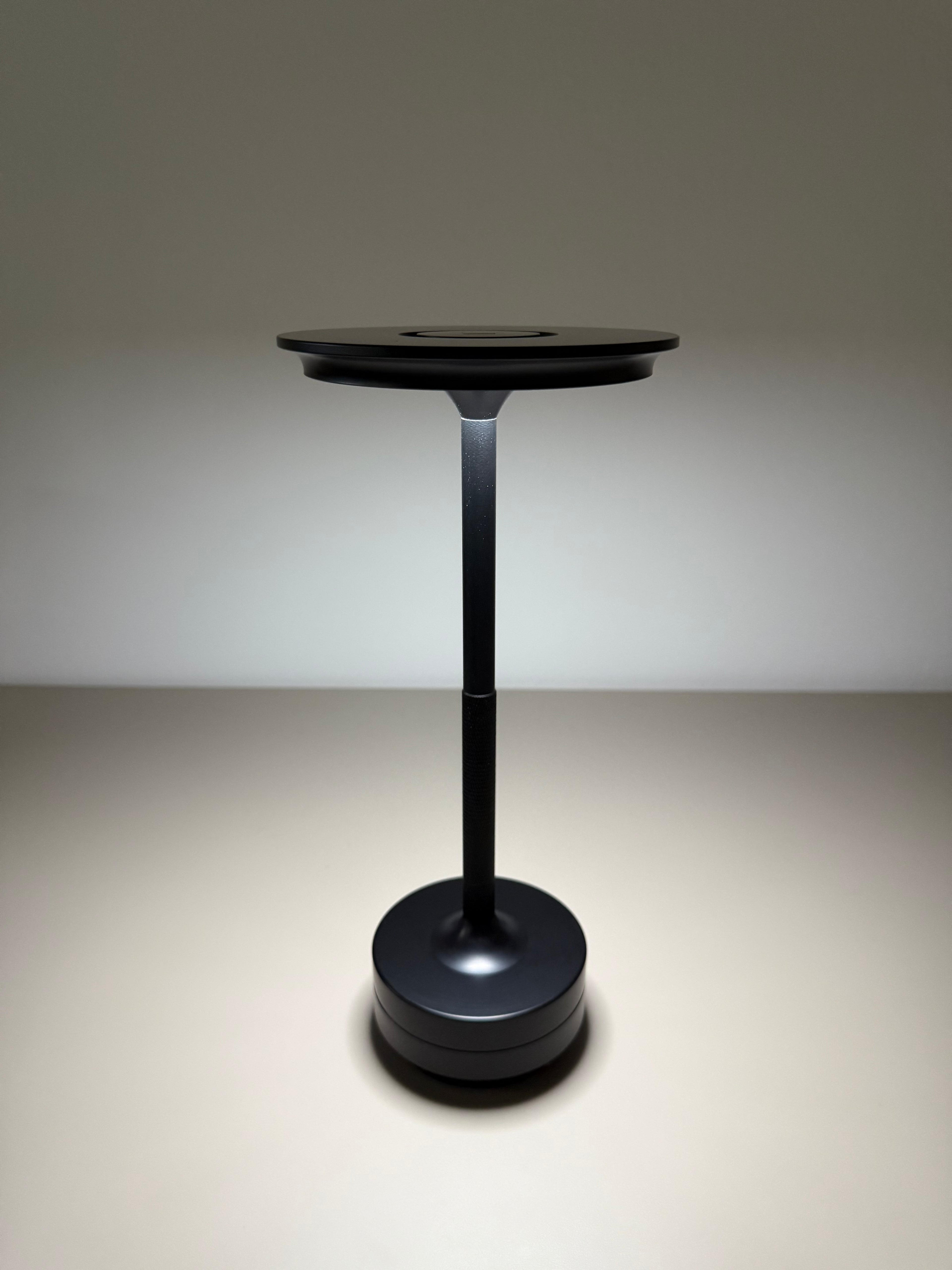 Limitierte Eclipse Noir LED-Tischlampe - Modern in den Sommer