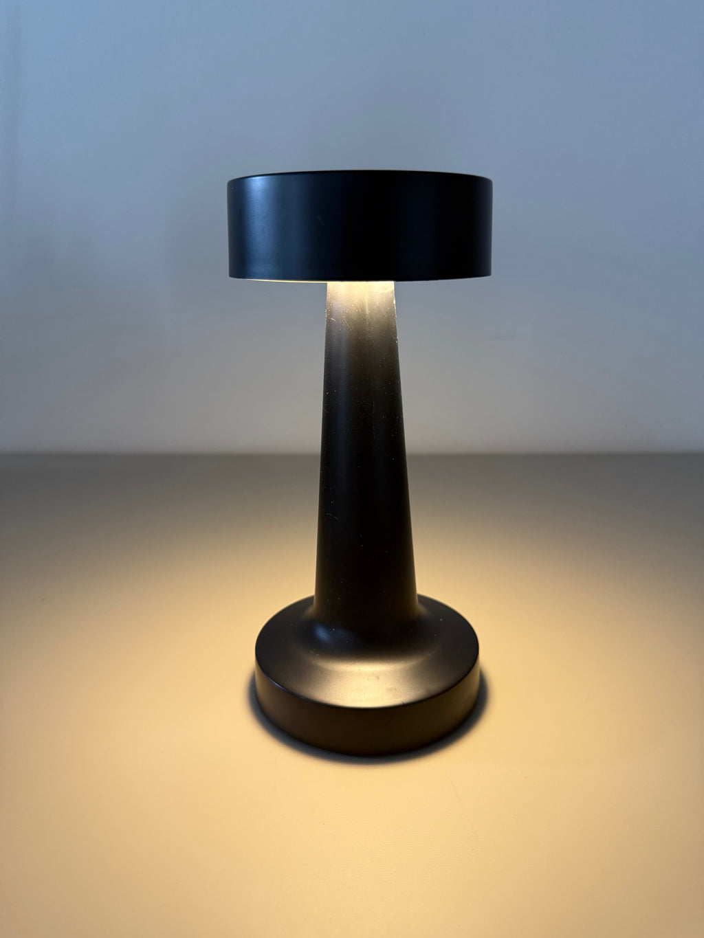 Akku-Tischlampe Black Aurora – Minimalistisches Design mit LED-Beleuchtung