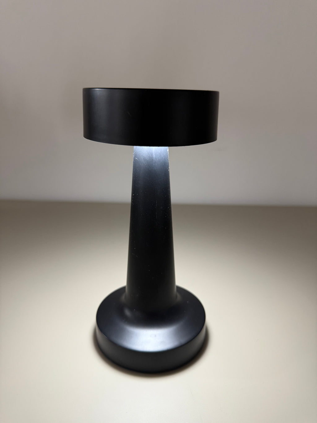 Akku-Tischlampe Black Aurora – Minimalistisches Design mit LED-Beleuchtung