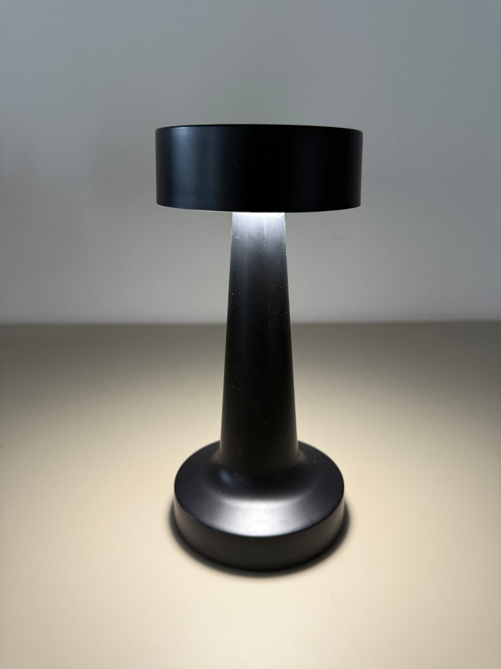 Akku-Tischlampe Black Aurora – Minimalistisches Design mit LED-Beleuchtung