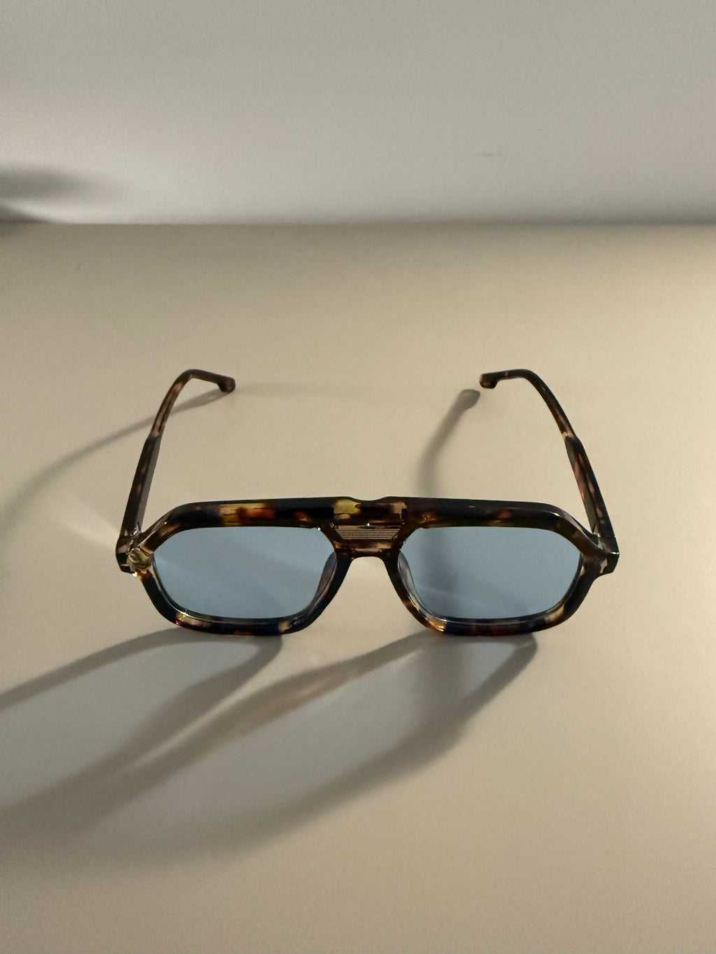 Azure Frame II – Sonnenbrille mit blauen Gläsern & geflecktem Design