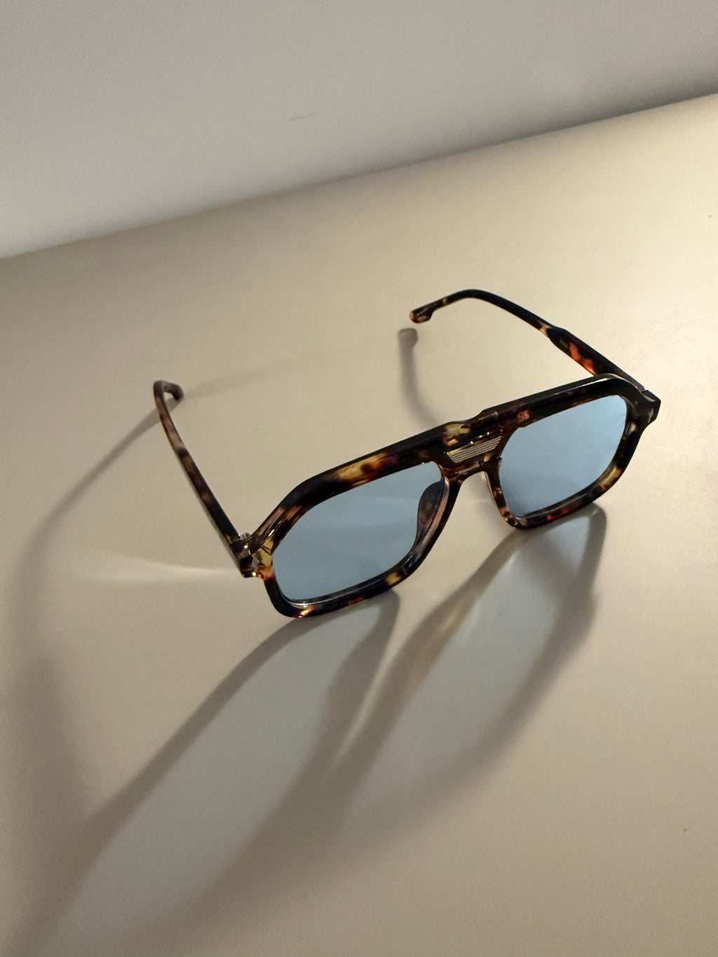 Azure Frame II – Sonnenbrille mit blauen Gläsern & geflecktem Design