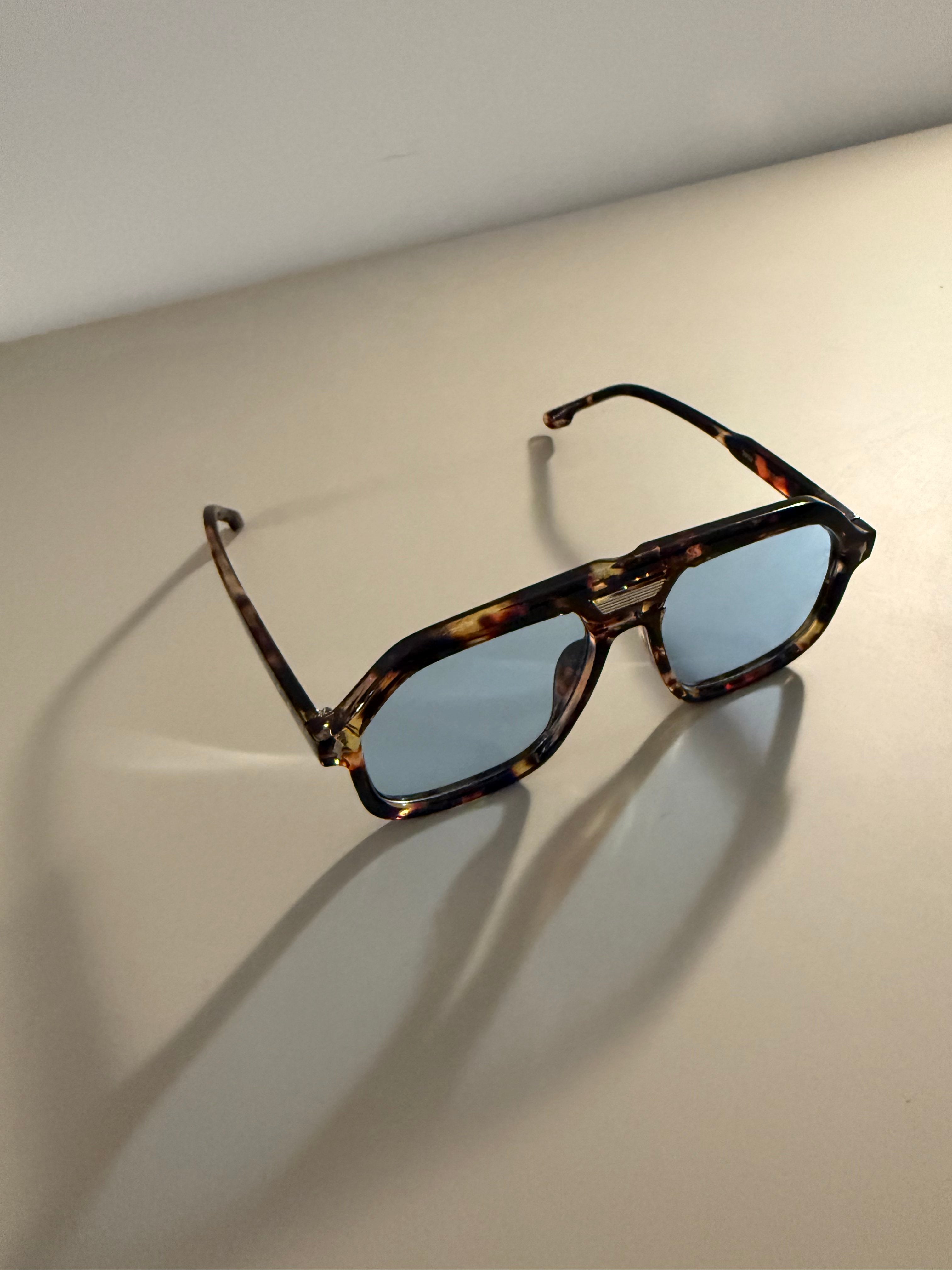 Azure Frame II – Sonnenbrille mit blauen Gläsern & geflecktem Design
