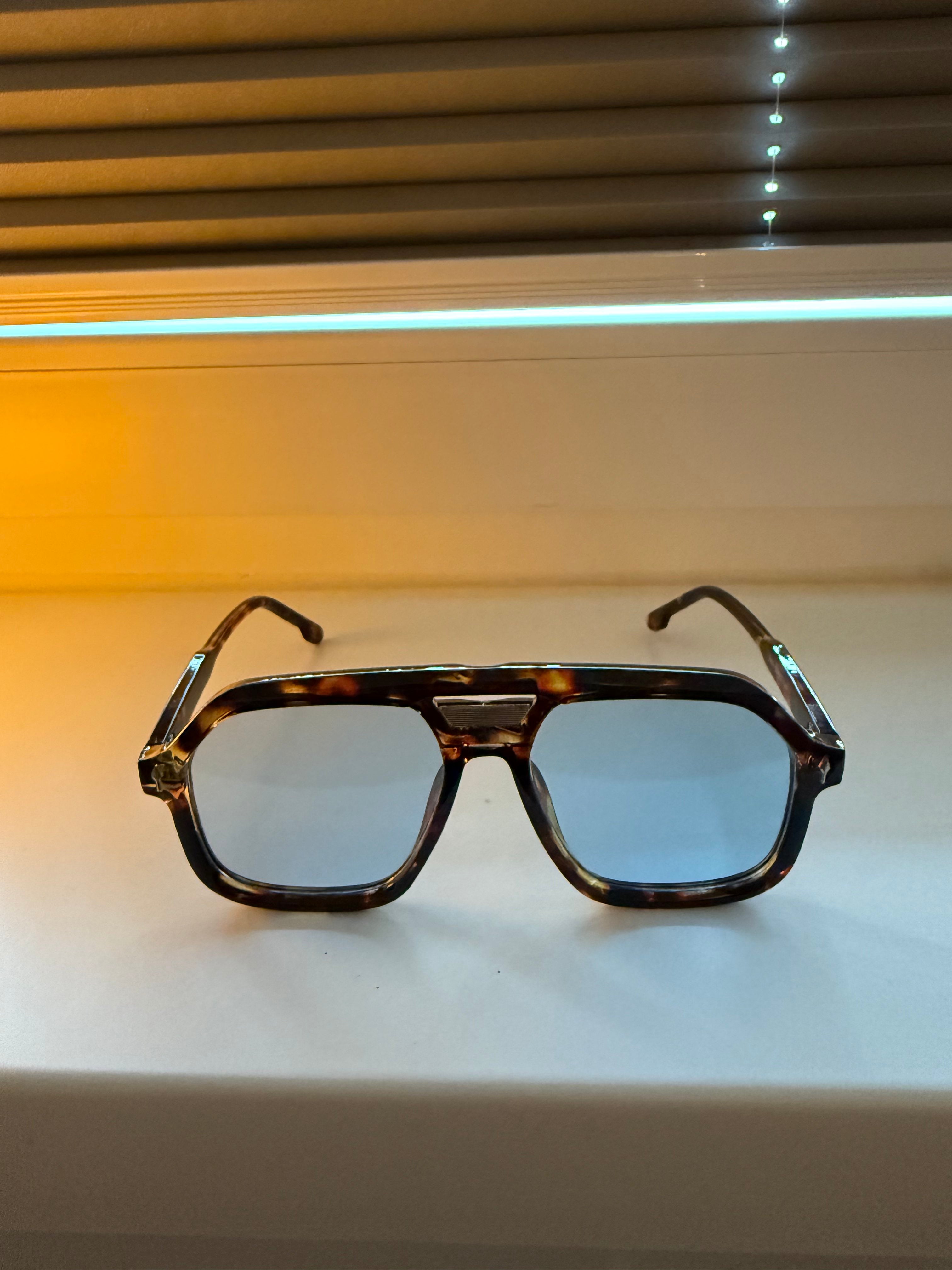 Azure Frame II – Sonnenbrille mit blauen Gläsern & geflecktem Design