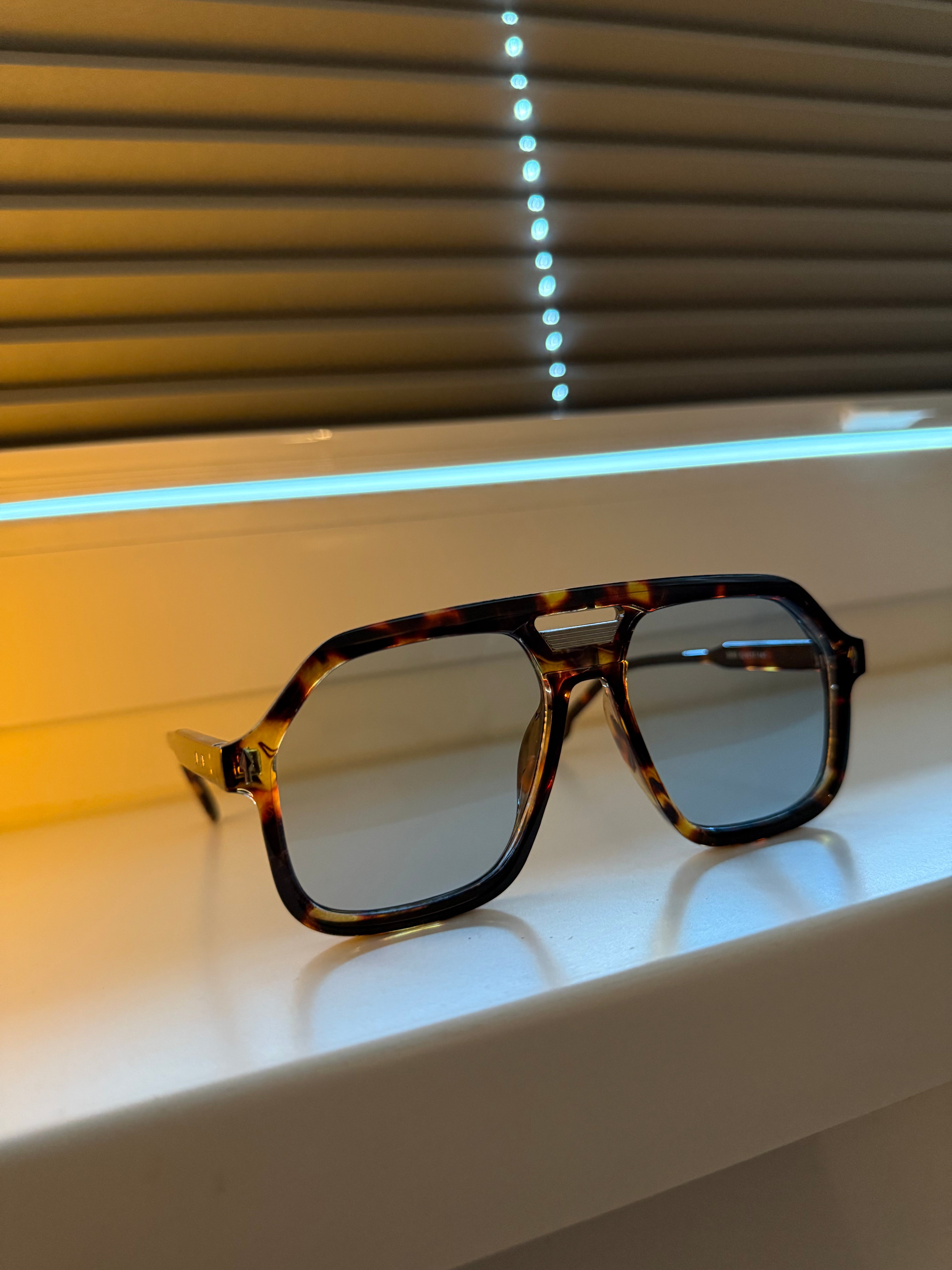 Azure Frame II – Sonnenbrille mit blauen Gläsern & geflecktem Design