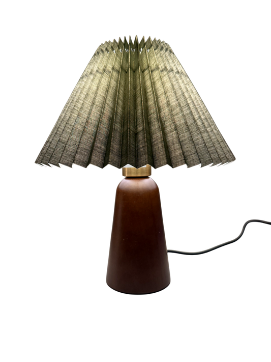 „Olivia Verde“ Tischlampe – Gefalteter Stoffschirm in Olivgrün | Design-Leuchte mit Holzoptik-Sockel