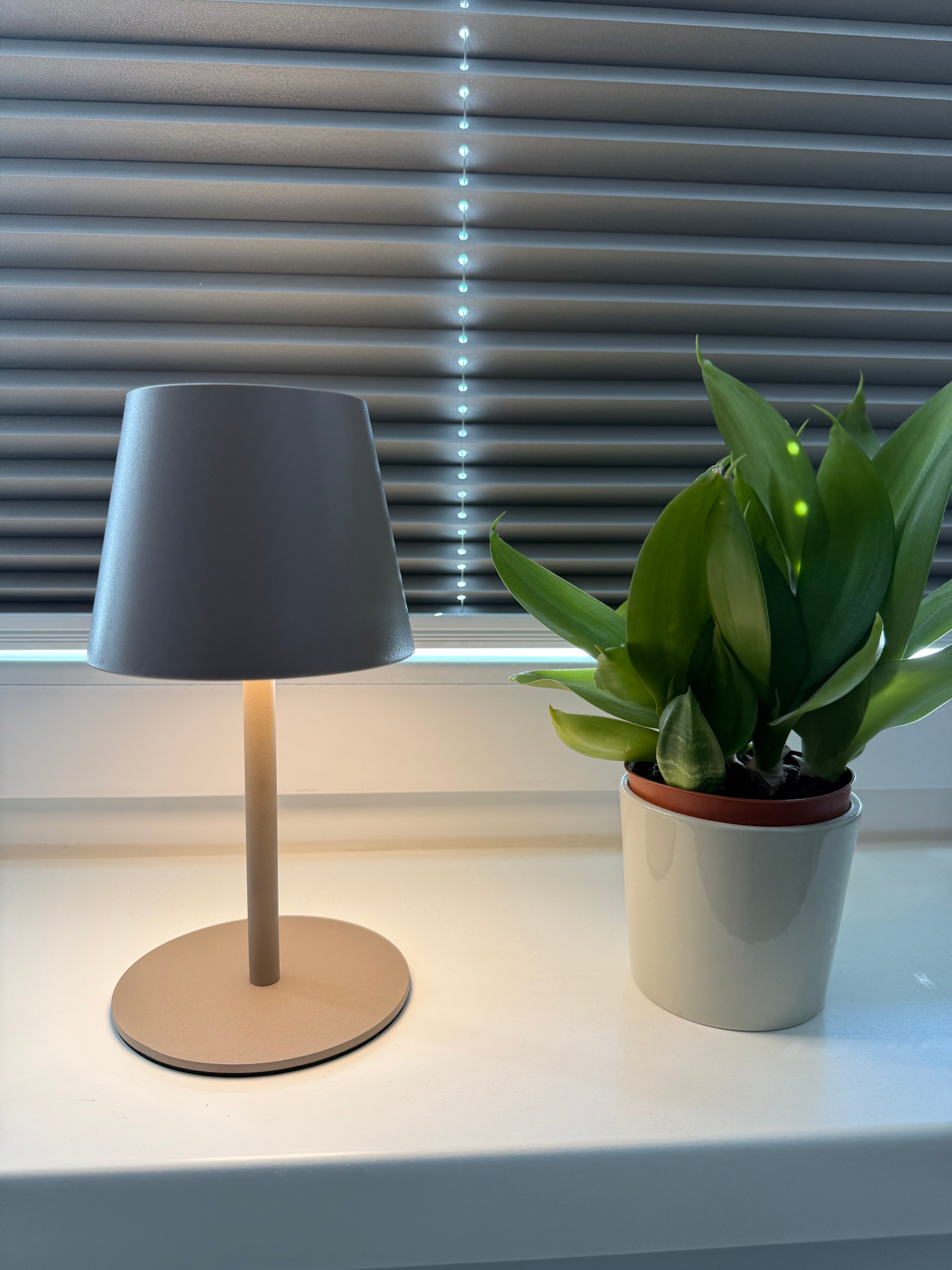 Lumo Sand – Moderne Akku-Tischlampe in Grau-Beige mit warmem Licht