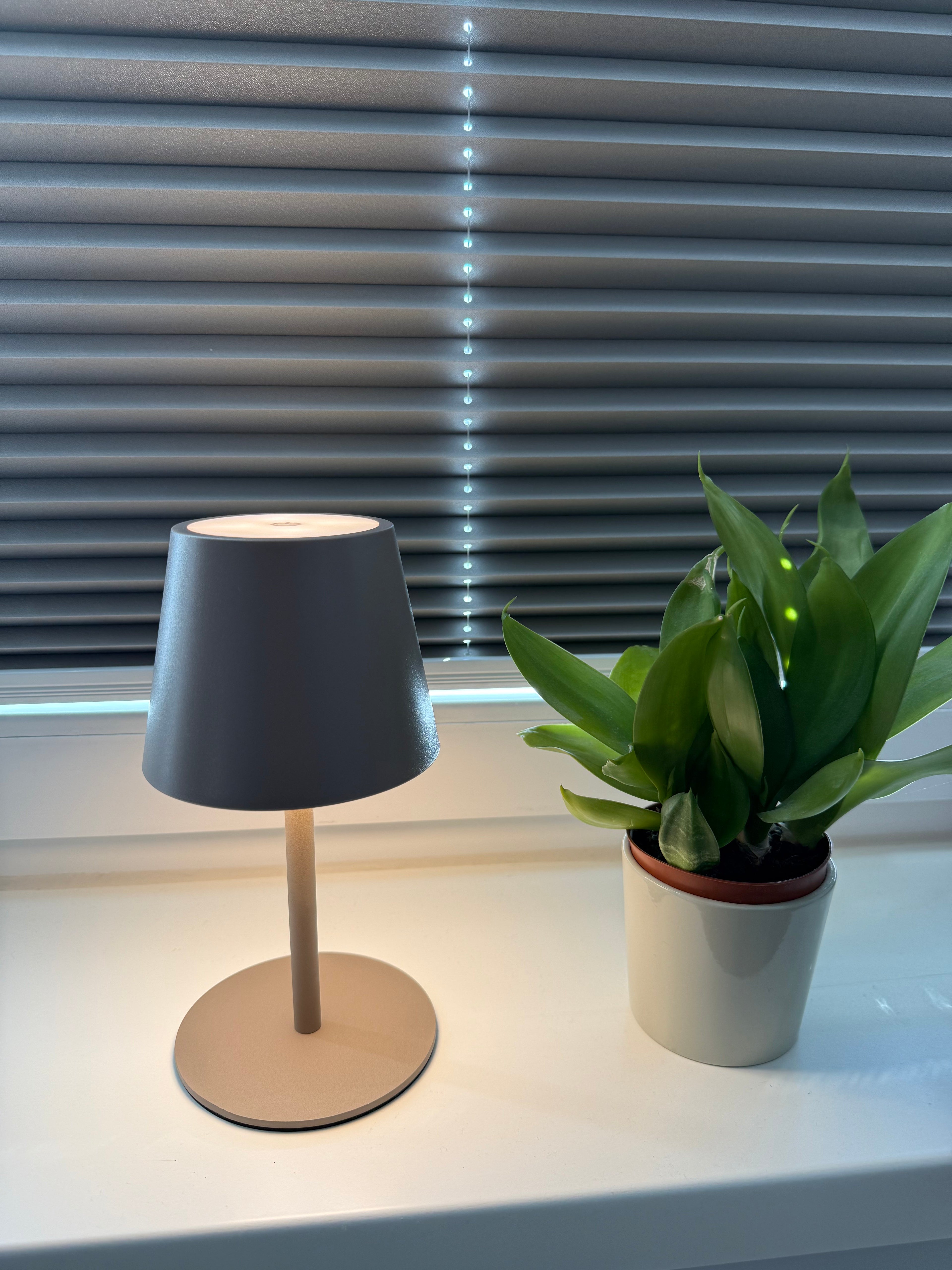 Lumo Sand – Moderne Akku-Tischlampe in Grau-Beige mit warmem Licht