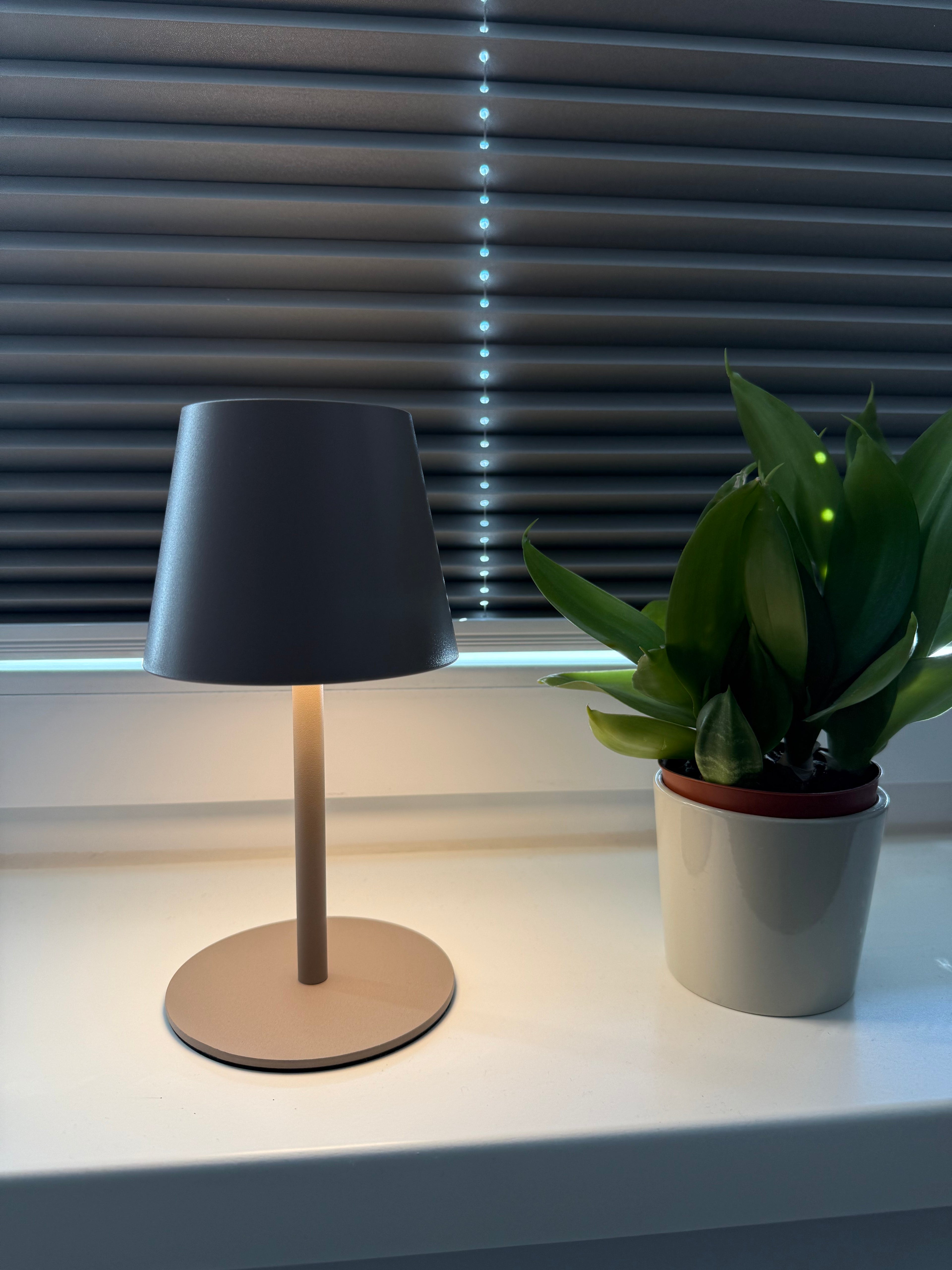 Lumo Sand – Moderne Akku-Tischlampe in Grau-Beige mit warmem Licht