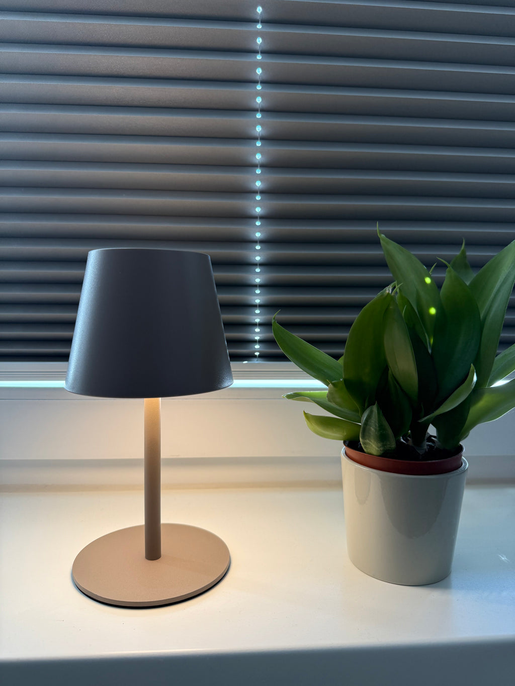 Lumo Sand – Moderne Akku-Tischlampe in Grau-Beige mit warmem Licht