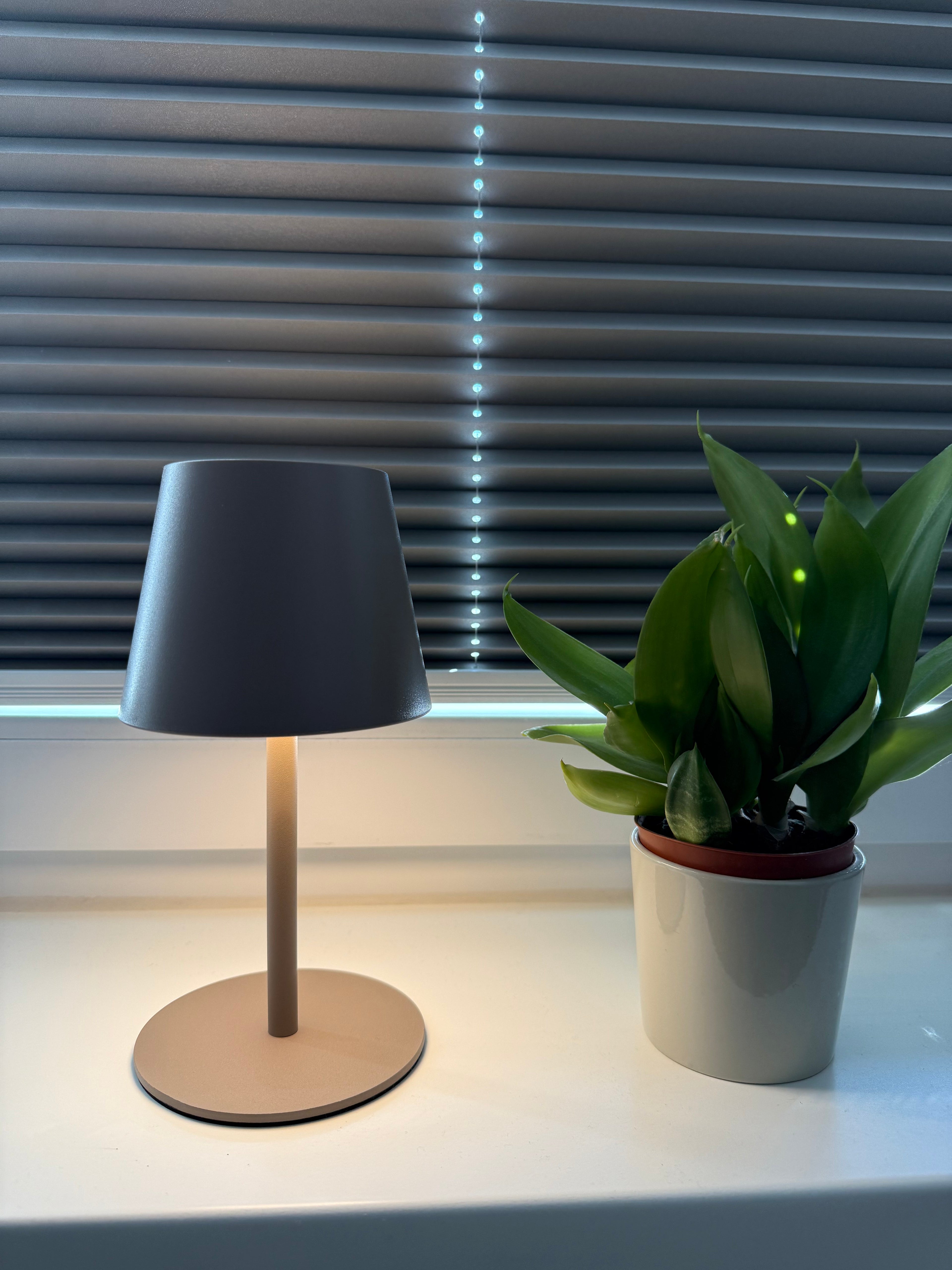 Lumo Sand – Moderne Akku-Tischlampe in Grau-Beige mit warmem Licht