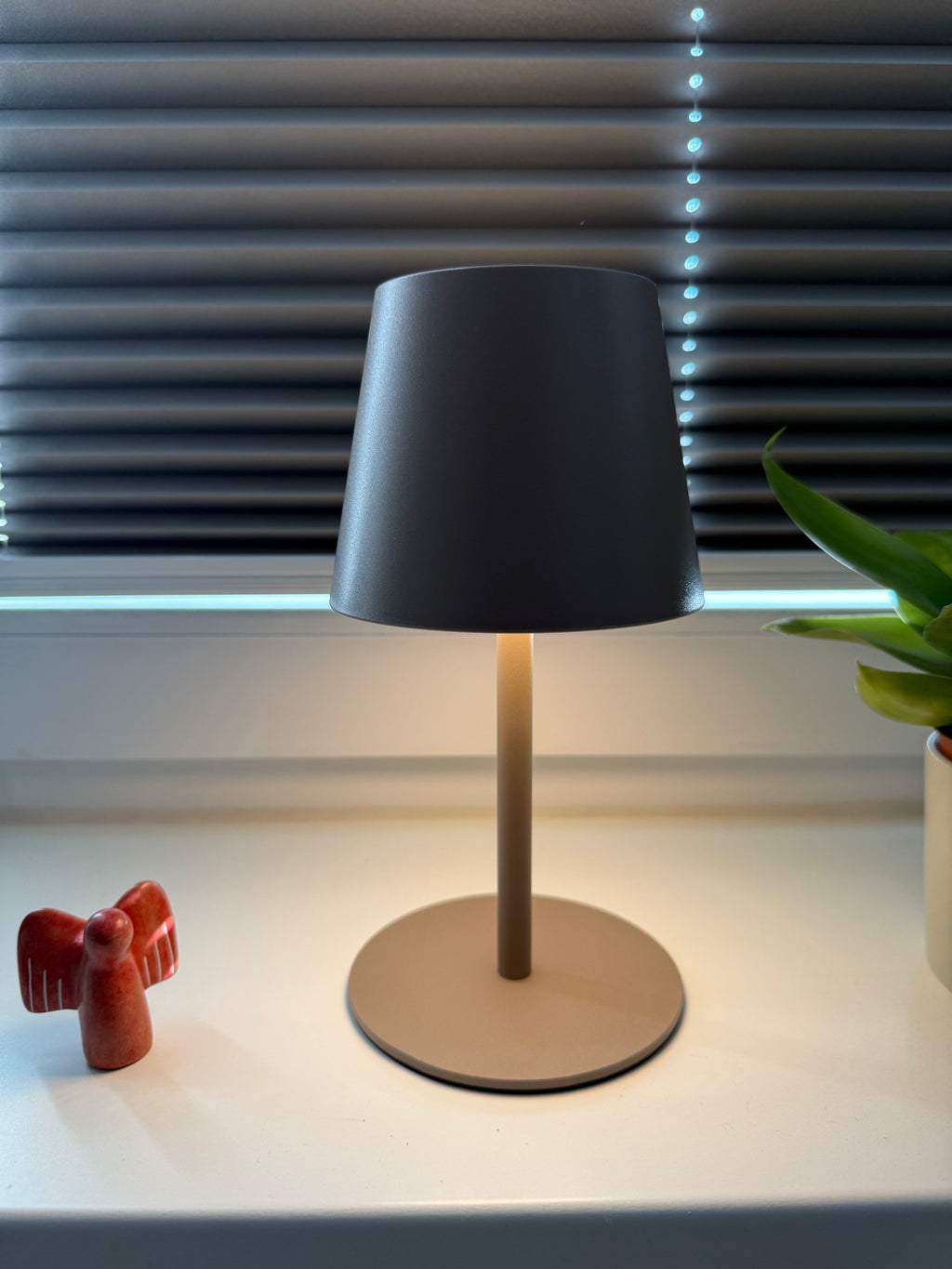 Lumo Sand – Moderne Akku-Tischlampe in Grau-Beige mit warmem Licht