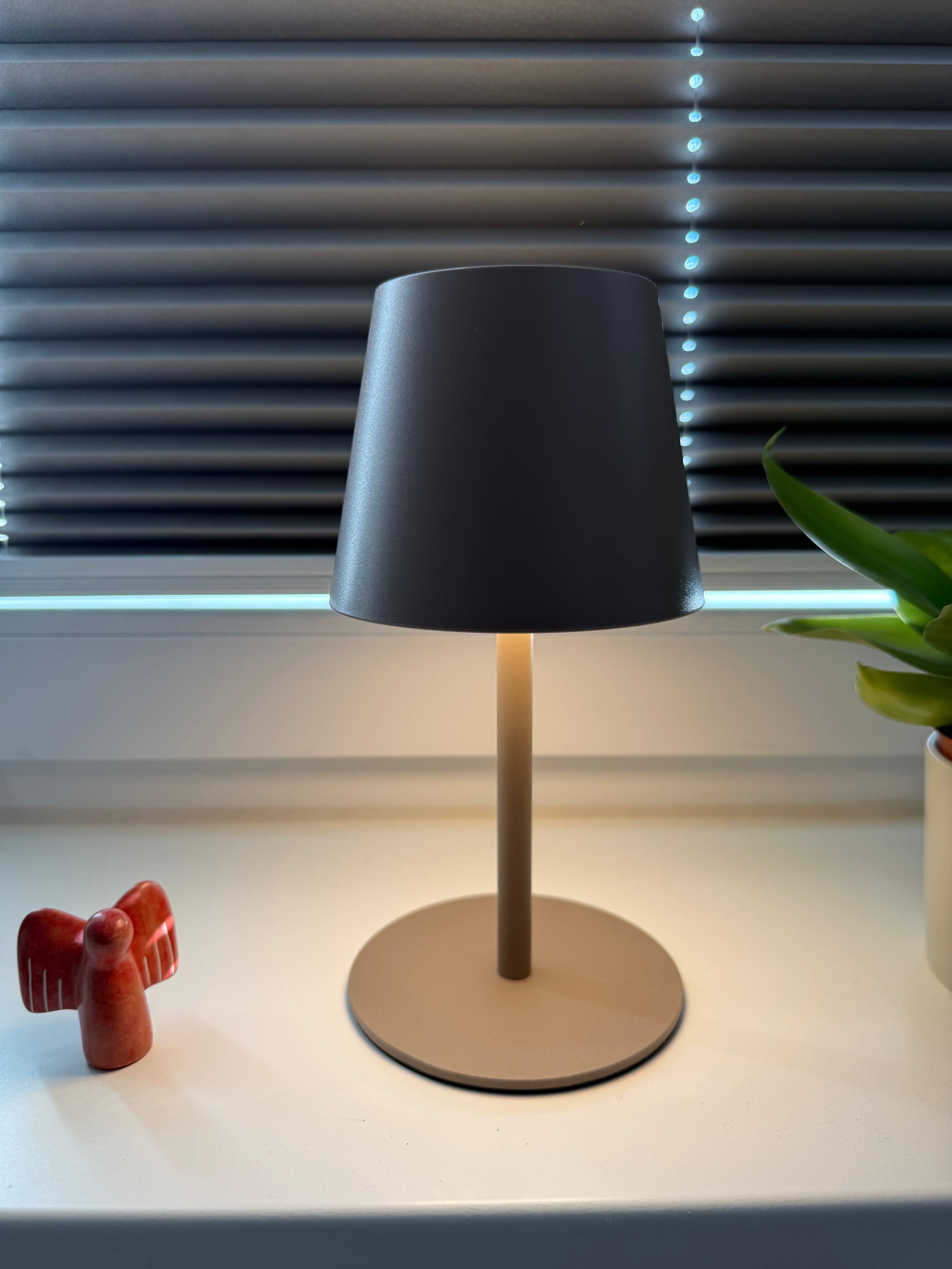 Lumo Sand – Moderne Akku-Tischlampe in Grau-Beige mit warmem Licht