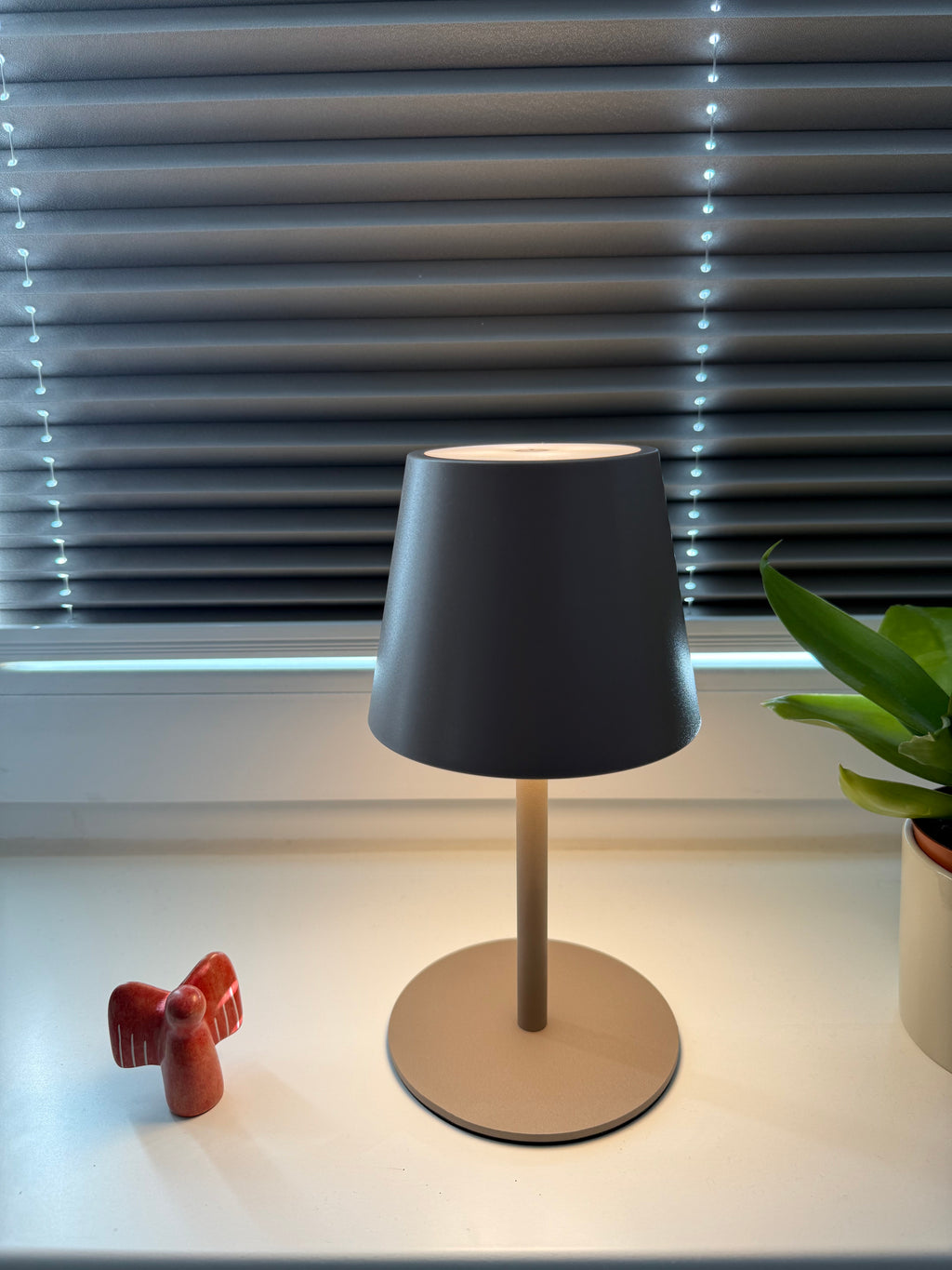 Lumo Sand – Moderne Akku-Tischlampe in Grau-Beige mit warmem Licht