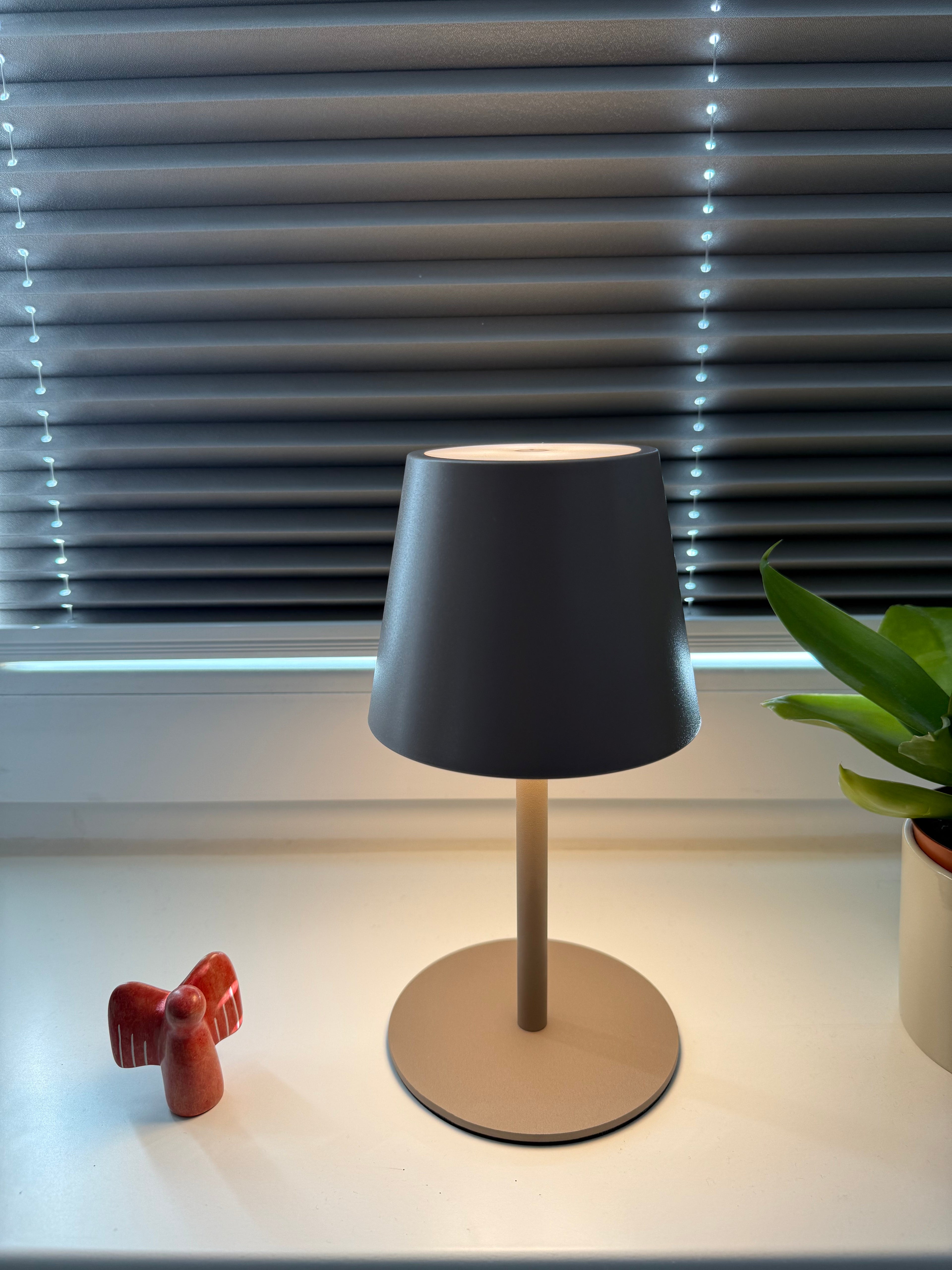 Lumo Sand – Moderne Akku-Tischlampe in Grau-Beige mit warmem Licht