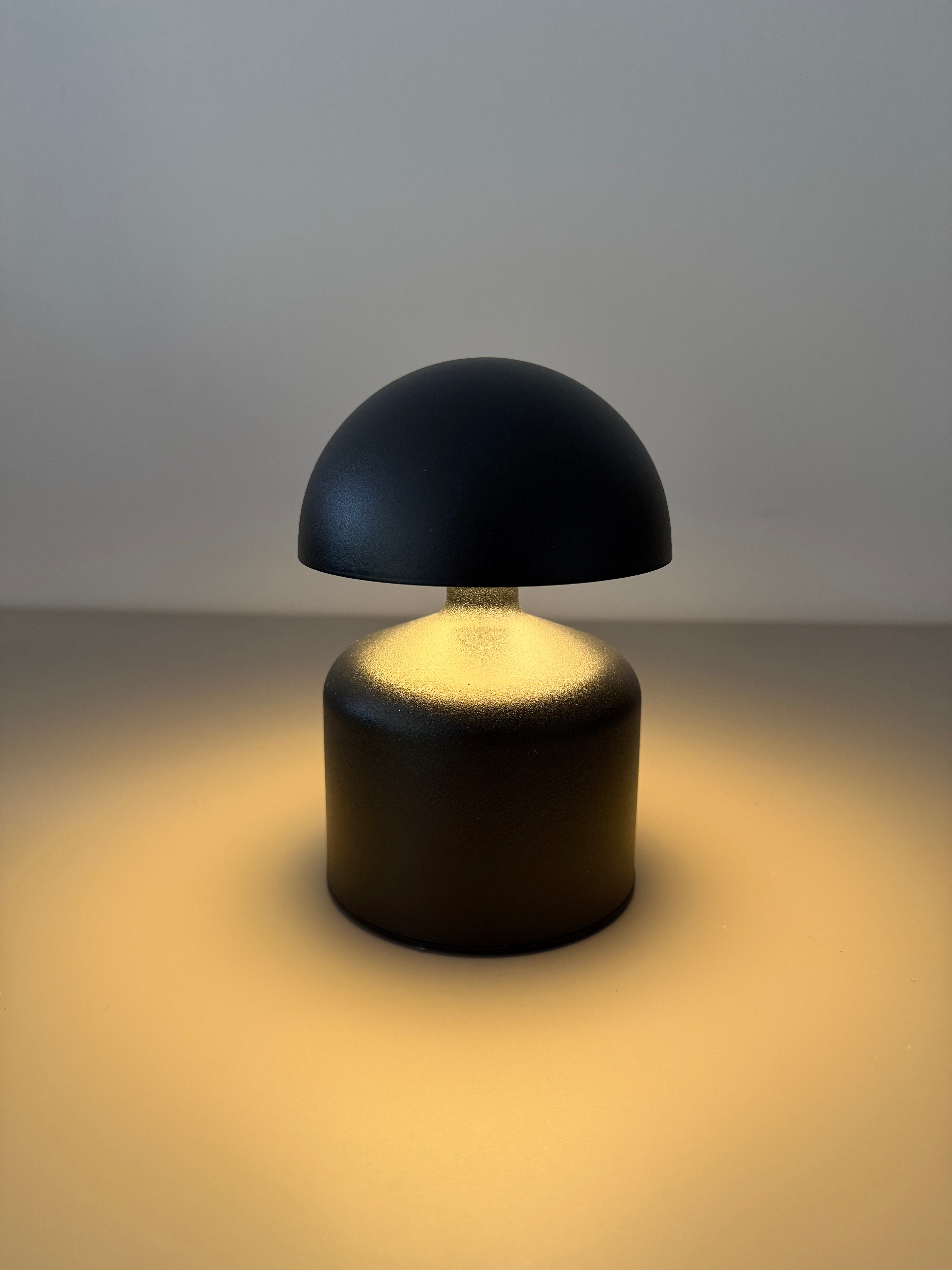 Noir Lume - Mattschwarze Pilzlampe aus Metall