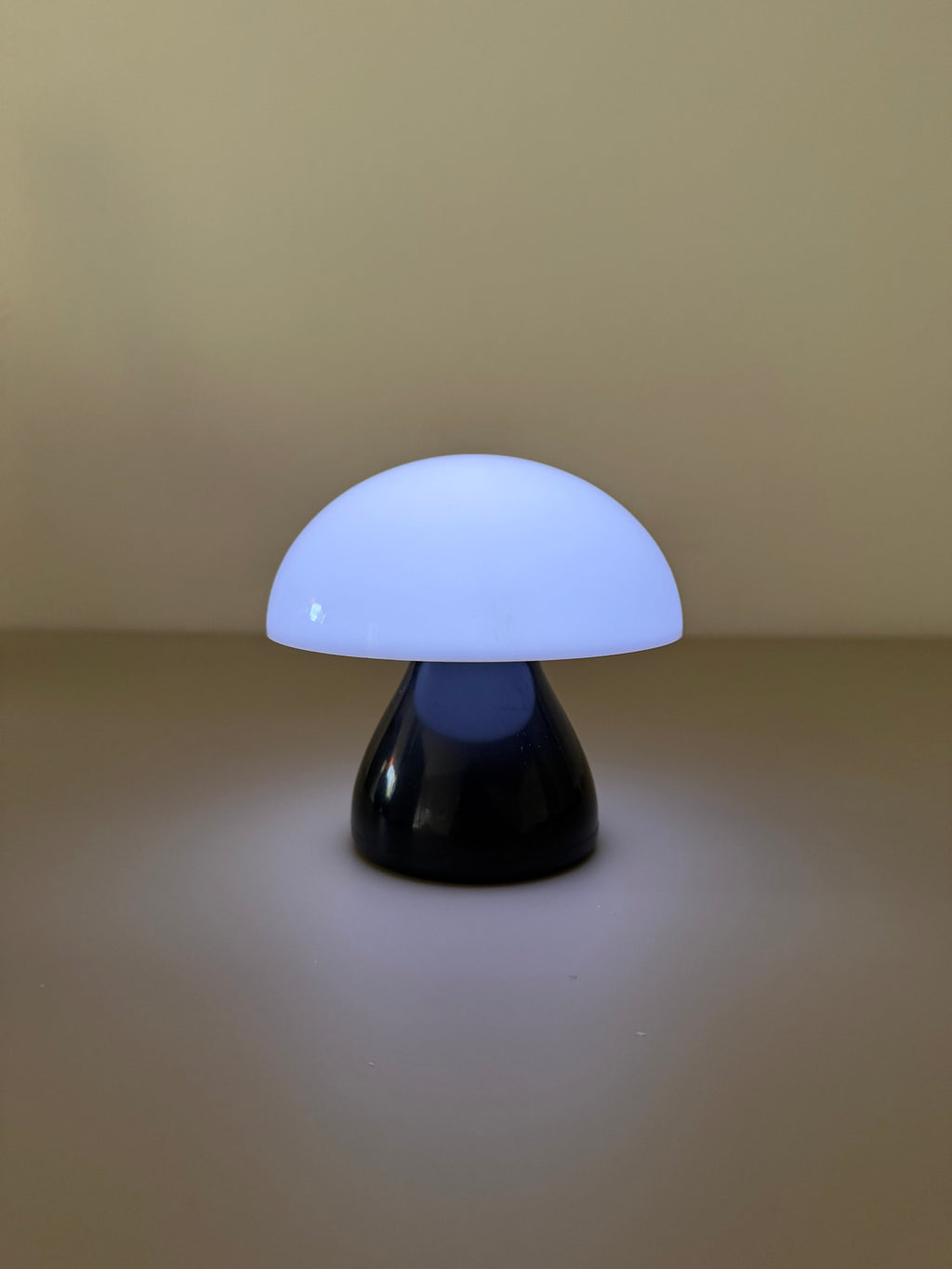 Lumi Dome Duo - Schwarz-weiße Akku-Pilzlampe mit Plexiglas-Schirm