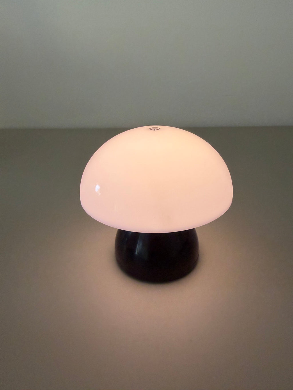 Lumi Dome Duo - Schwarz-weiße Akku-Pilzlampe mit Plexiglas-Schirm