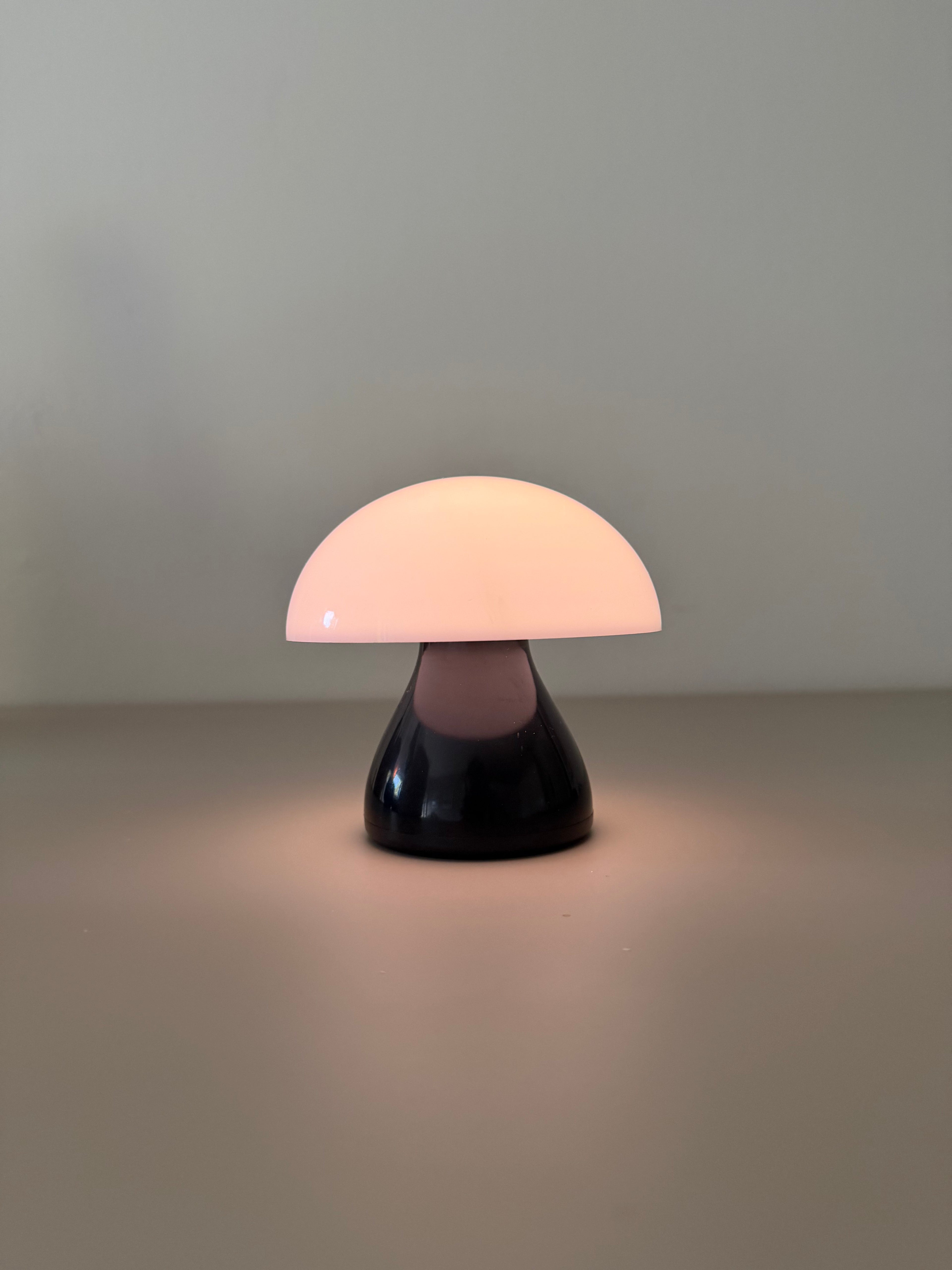 Lumi Dome Duo - Schwarz-weiße Akku-Pilzlampe mit Plexiglas-Schirm