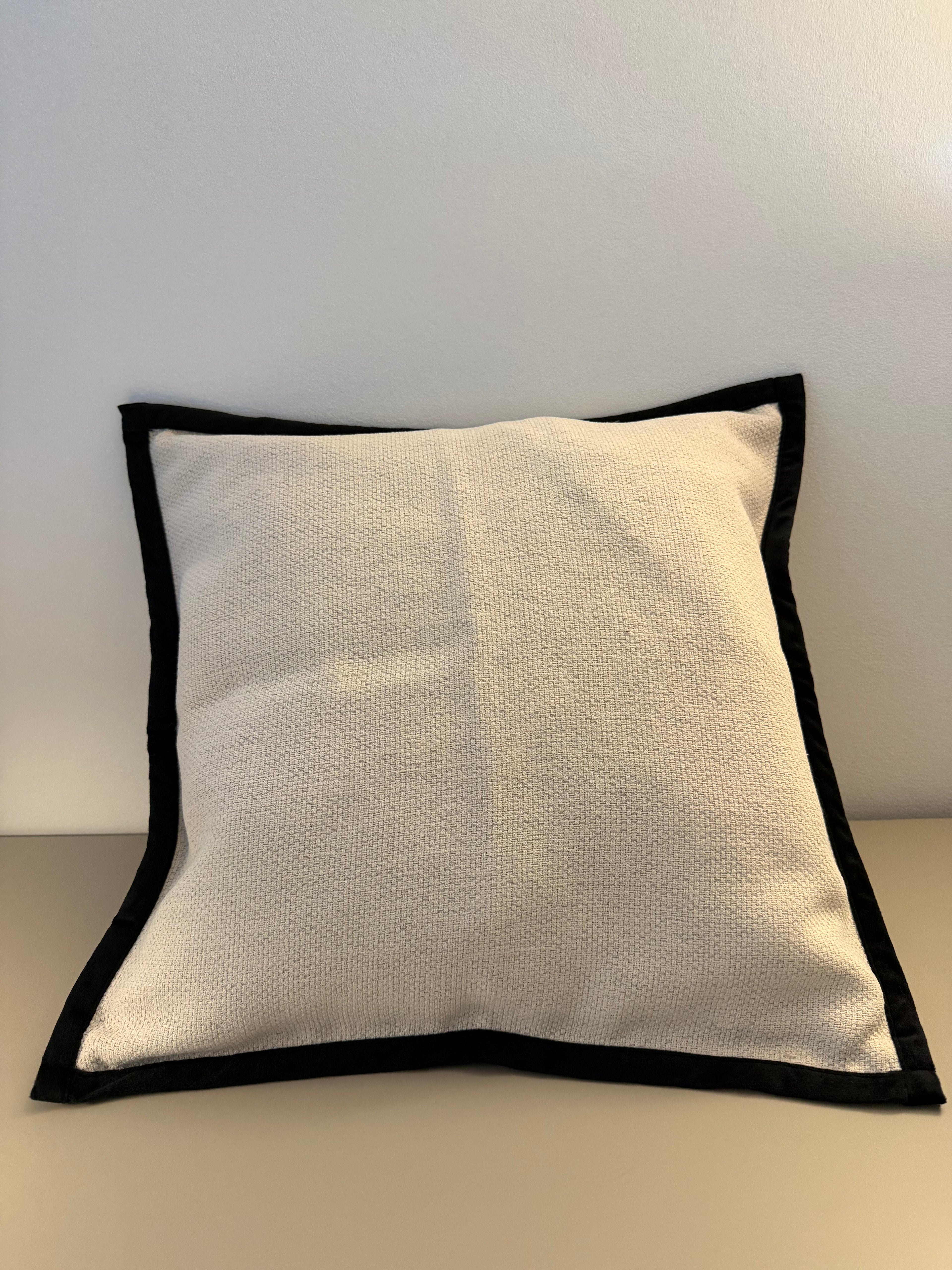 Maison Blanc - Weißes Dekokissen im französischen Stil