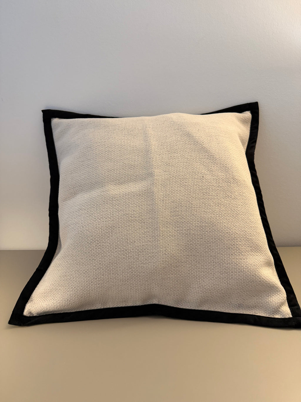 Maison Blanc - Weißes Dekokissen im französischen Stil