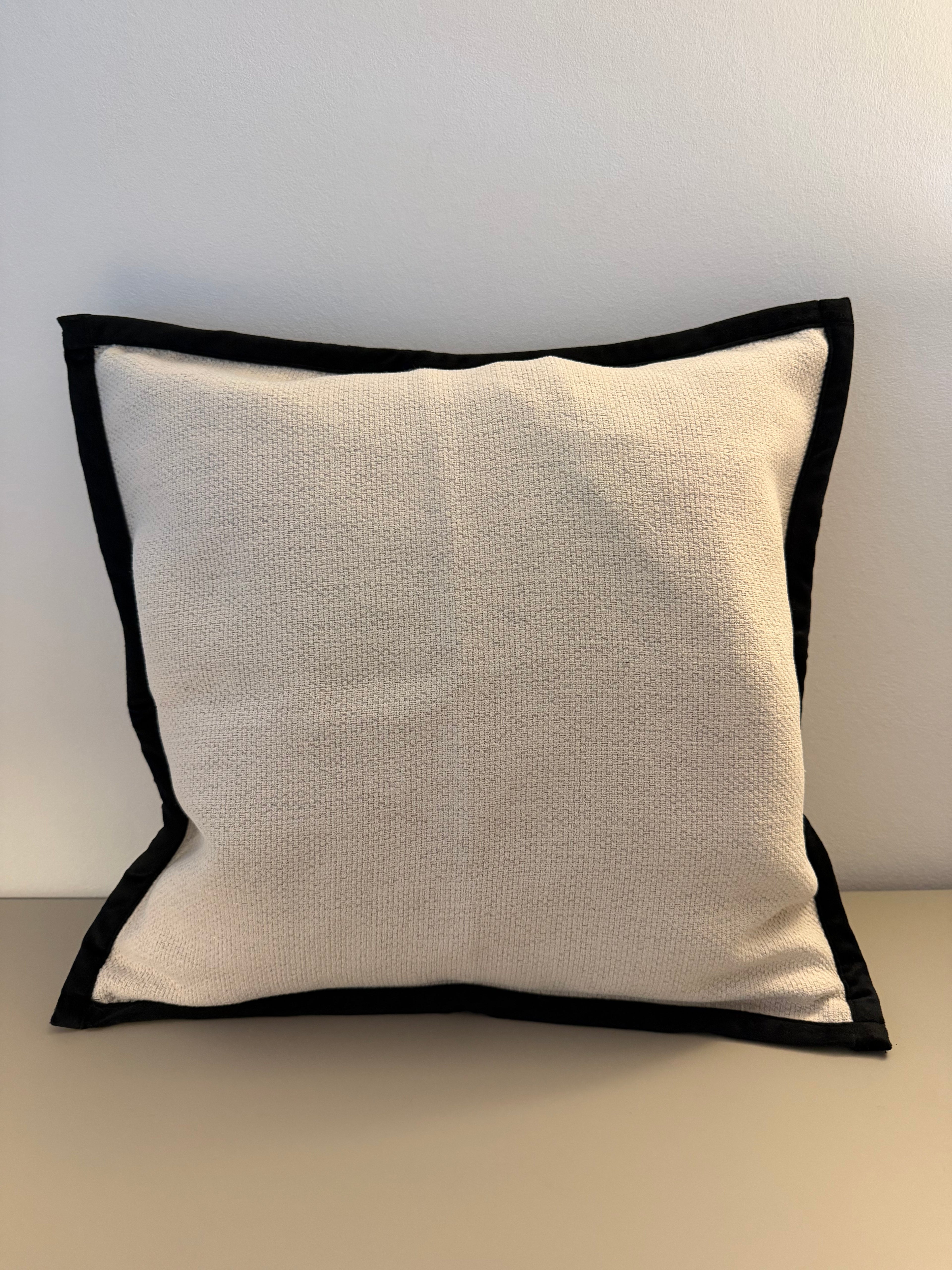 Maison Blanc - Weißes Dekokissen im französischen Stil