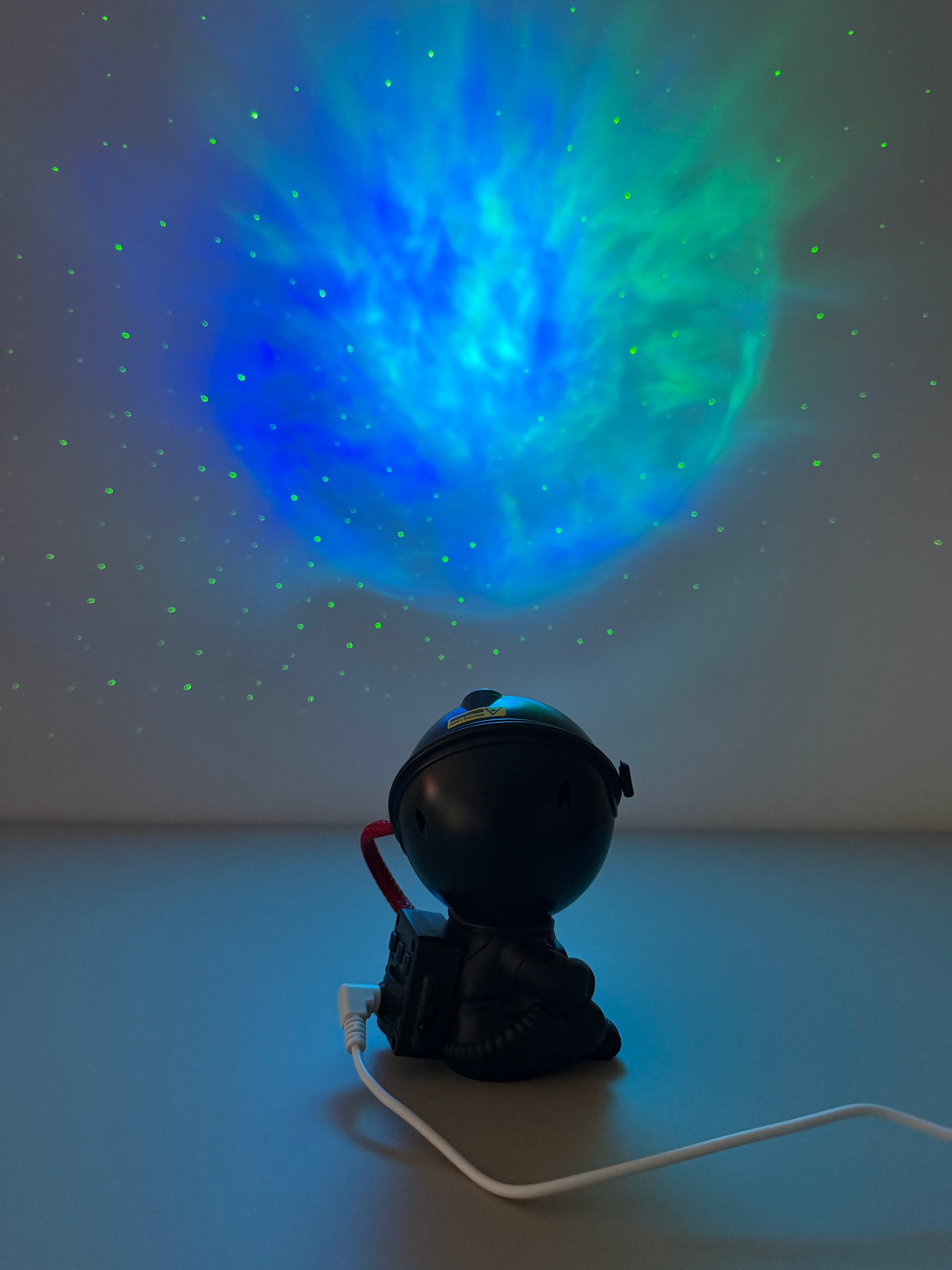 Cosmo Guard - Schwarze Actionfigur mit Kosmos-Projektion