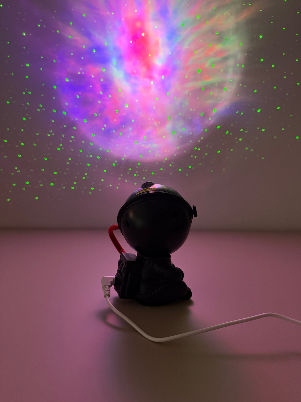 Cosmo Guard - Schwarze Actionfigur mit Kosmos-Projektion