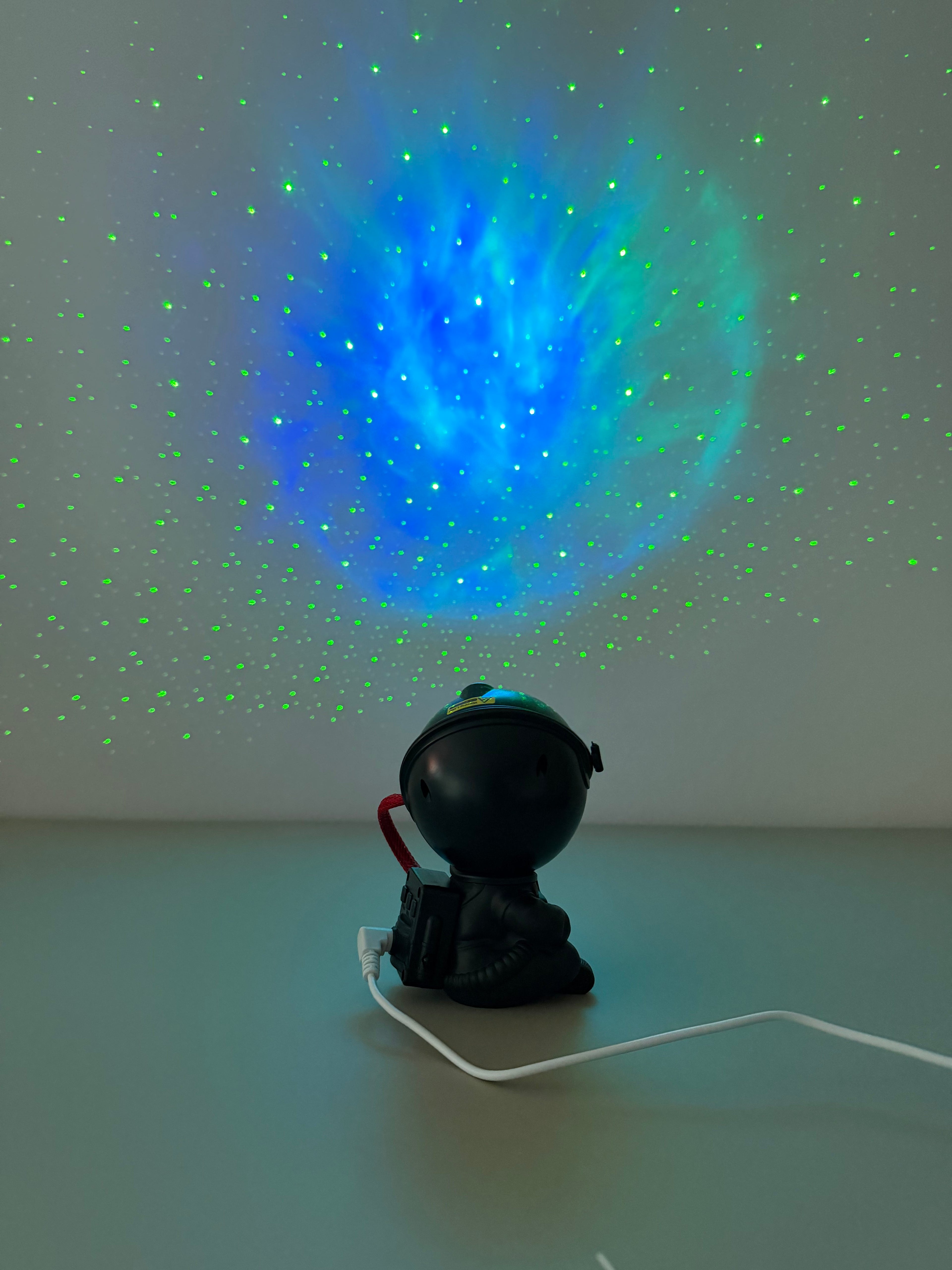 Cosmo Guard - Schwarze Actionfigur mit Kosmos-Projektion