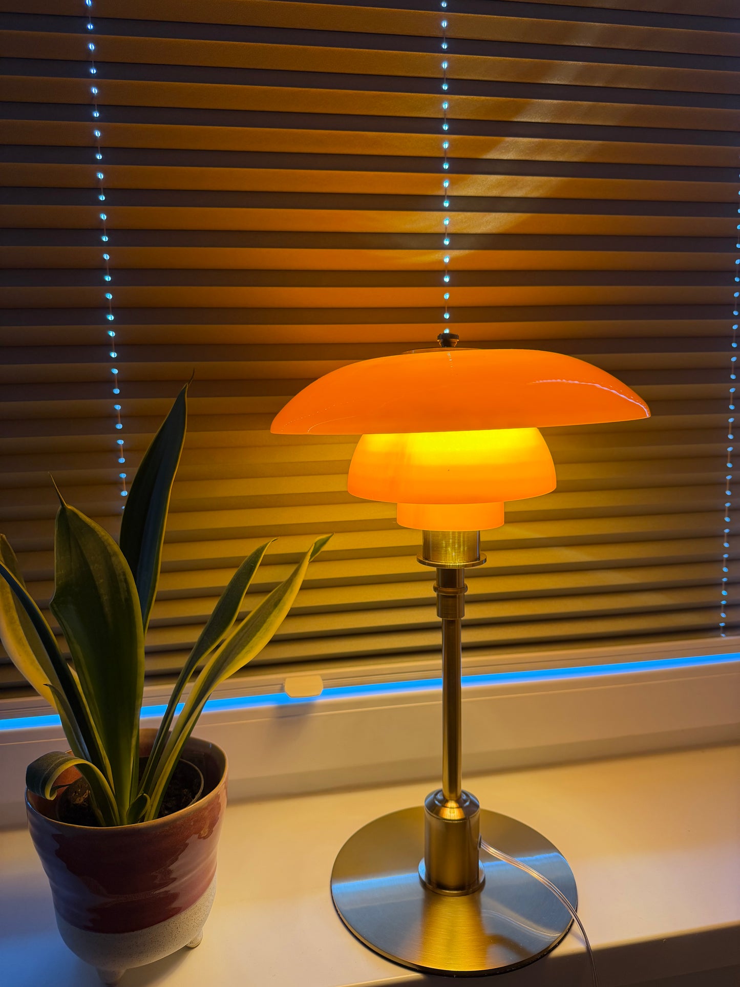 Aurora Brass Design-Tischlampe - Warmes Licht in Bernstein & Gold