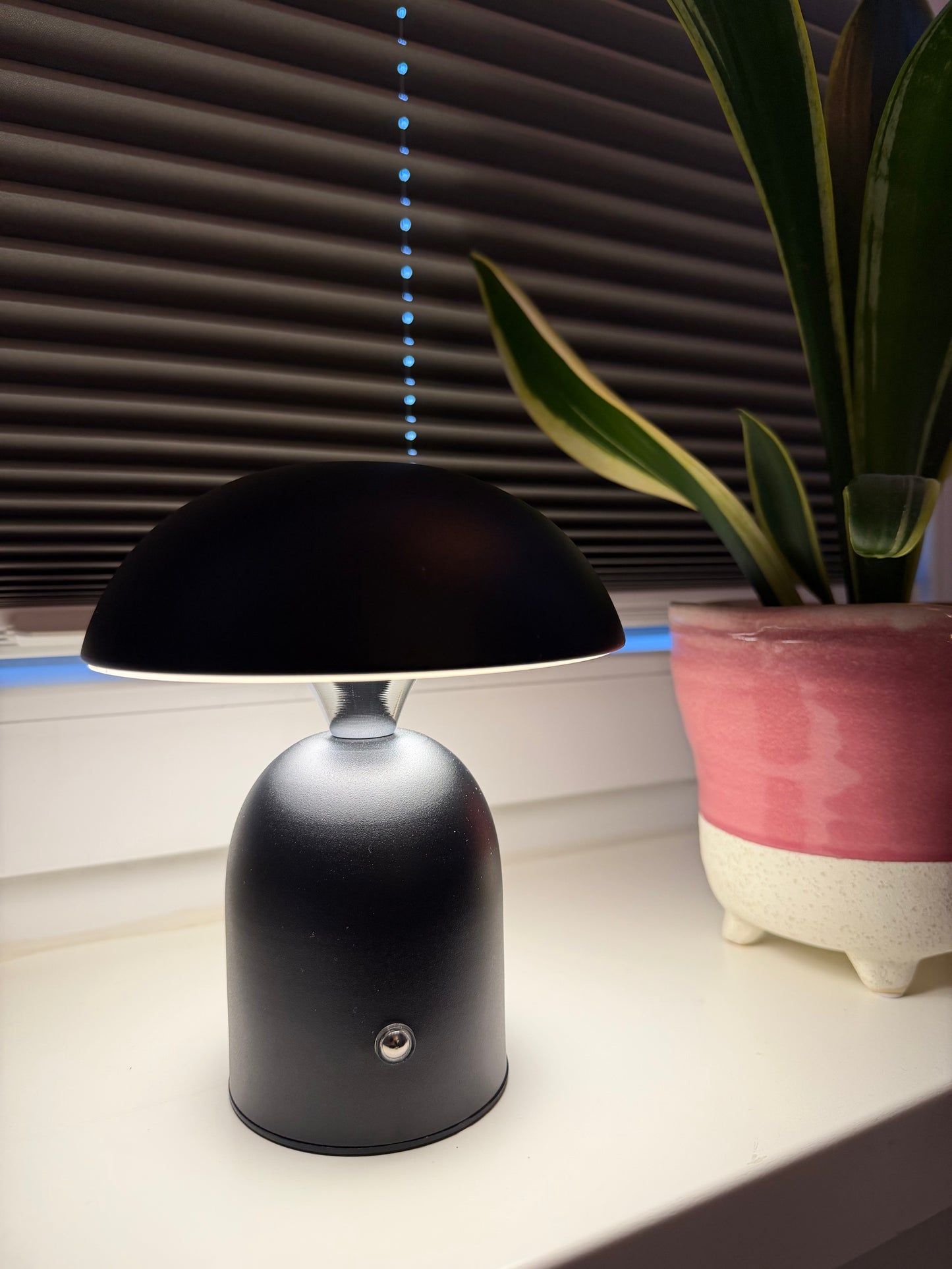 Luxora Dome – Kabellose Design-Tischlampe in Schwarz