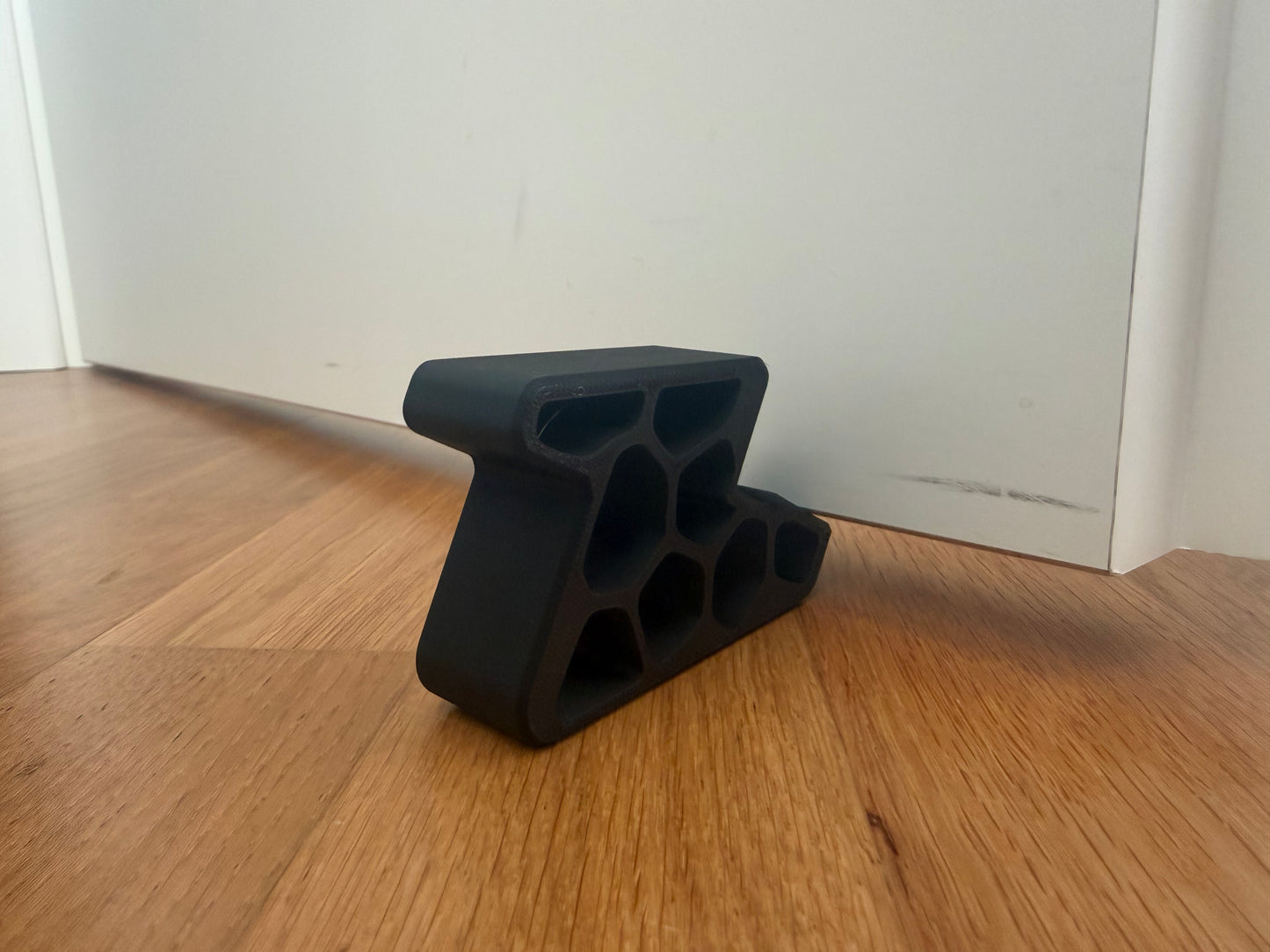 EDGE FORM – Skulpturaler Design-Türstopper